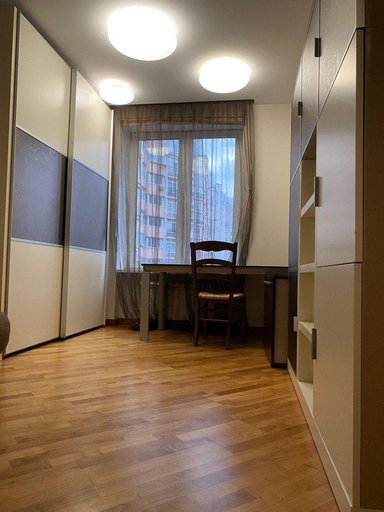 Продажа 4 кімнатної квартири на вулиця Гребінки 9