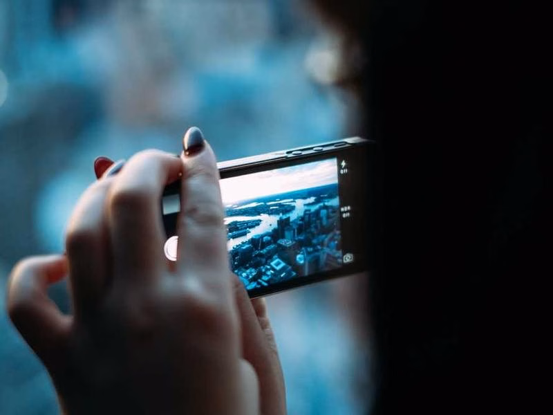 Поверхня велика пам'ять червона під рукою ідентифікуйте.